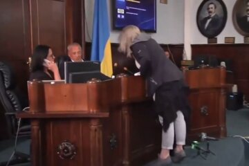 Женщина пытается избить мэра Черноцов, сессия горсовета, Роман Кличук