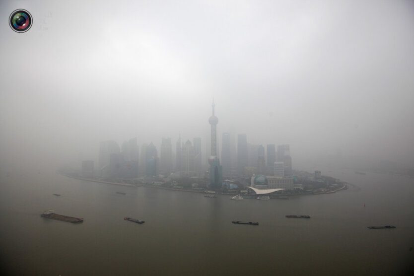15. Пудун, финансовый центр Шанхая, виднеется сквозь дымку смога. (Aly Song / Reuters)