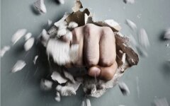 кулак в стене