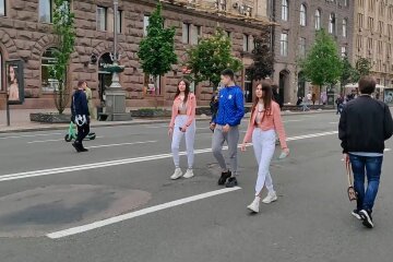 Люди на Крещатике в Киеве