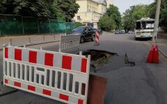 Асфальт провалился в Киеве