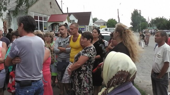 Жители Врадиевки устроили акцию под зданием суда, требуя наказать милиционеров-насильников