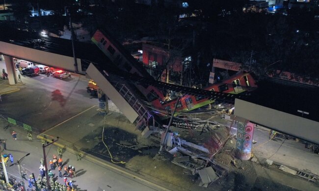 В Мексике вагоны метро рухнули с эстакады, много жертв
