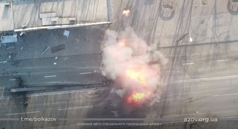 Полк Азов показал уничтожение российского танка в Мариуполе