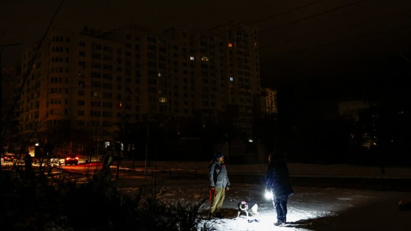Відключення світла в Україні / Фото: REUTERS/Valentyn Ogirenko
