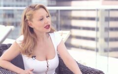 Тина Кароль, поза в йоге, невероятная гибкость