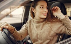 Девушка за рулем