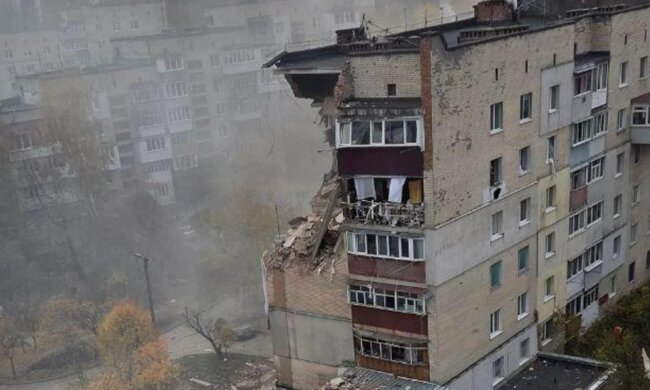 У Хмельницькому стався вибух в багатоповерхівці: зруйновано три поверхи, є постраждалі