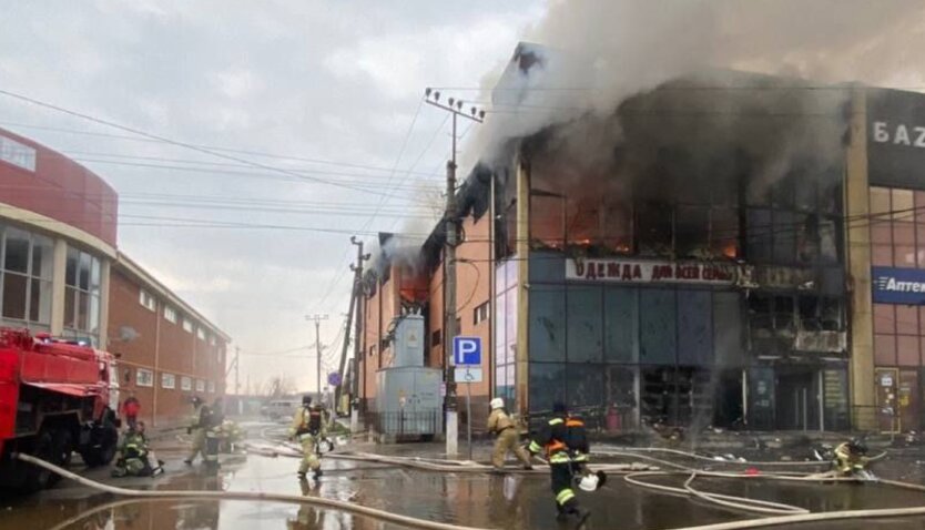 На Кубани масштабный пожар охватил ТРЦ: видео