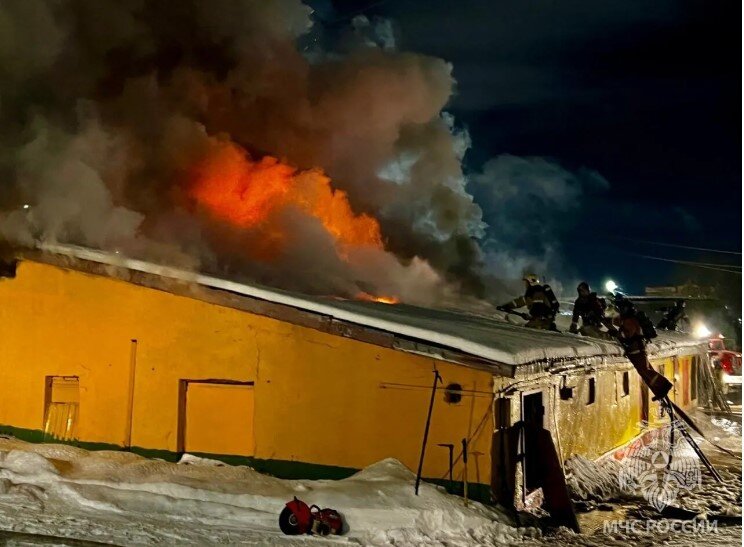 Пожар на базе снабжения в Мурманске