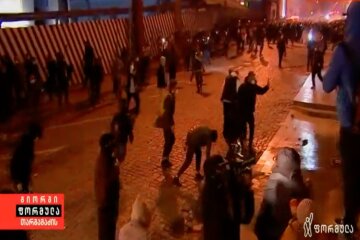 Слышны выстрелы: в Тбилиси против протестующих применяют слезоточивый газ и светошумовые гранаты