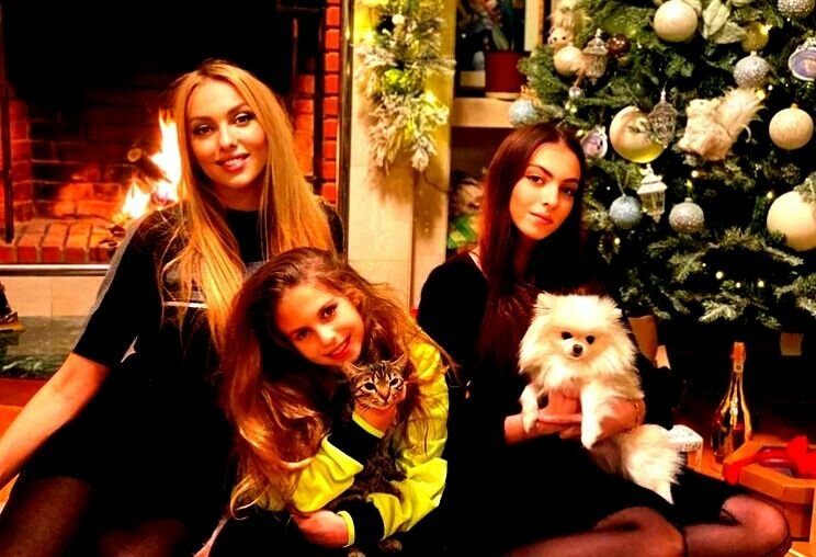 Оля Полякова с дочками Машей и Алиской