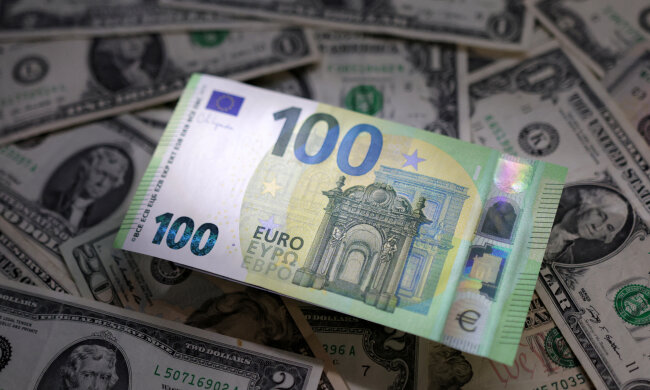 Долари та євро