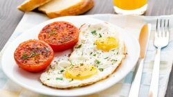 завтрак яйца яичница еда хлеб сок помидоры