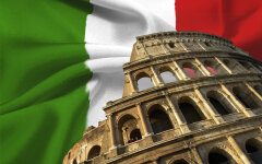Флаг Италии на фоне Колизея
