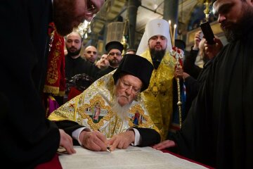 Патриарх Варфоломей подписывает Томос