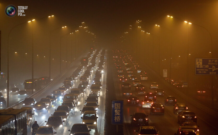 2. Зимний Пекин. Машины едут по задымленному и туманному Третьему транспортному кольцу. (Jason Lee / Reuters)