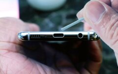 Чищення роз'єму зарядки смартфона / Колаж / Shutterstock/