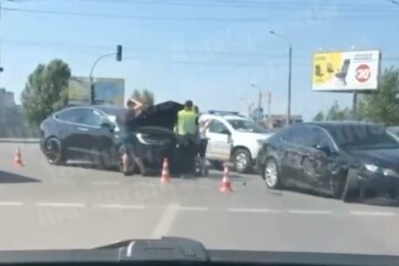 В Киеве случилось серьезное ДТП, Tesla вдребезги: видео