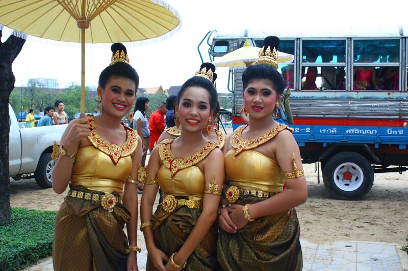 фестиваль в Бангкоке, девушки одеты как апсары – небесные танцовщицы