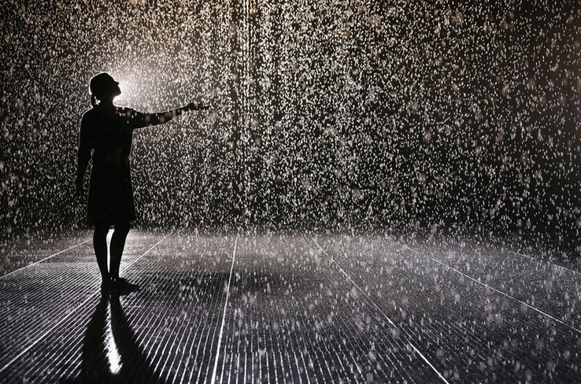Инсталляция «Дождевая комната»: 100 кв. м. искусственного дождя, под которым посетителям предлагается погулять. 