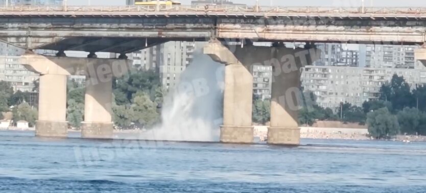 На мосту Патона в Киеве хлынул водопад из-за прорыва трубы: видео