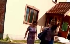 Полуголый депутат набросился с кулаками на украинку: видео