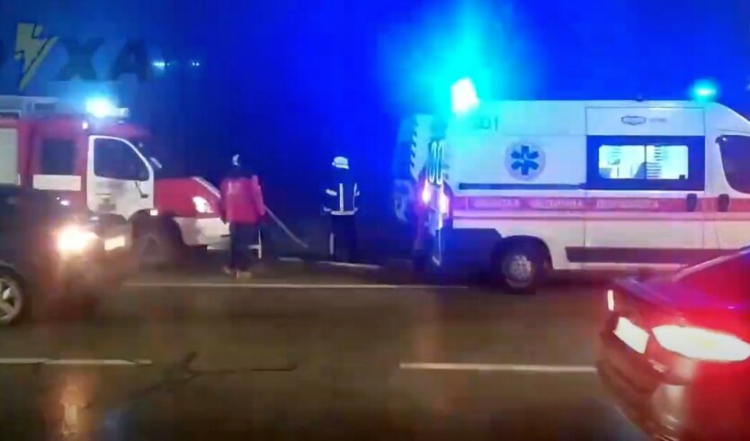В Харькове произошло ужасное ДТП, пострадавших увезли скорые: видео