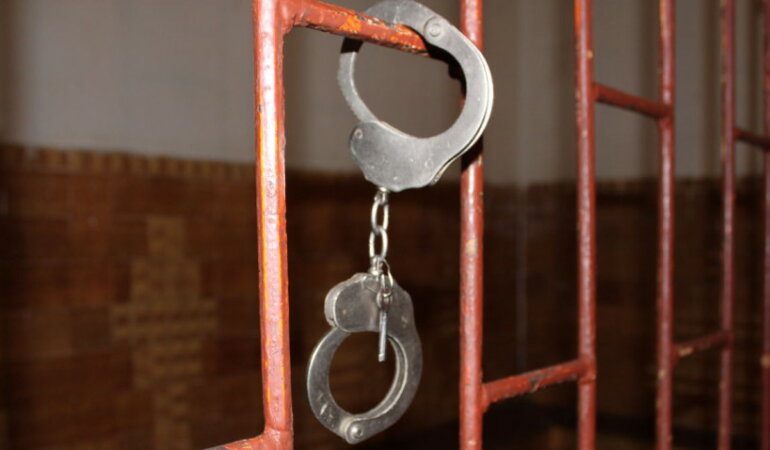 тюрьма наручники