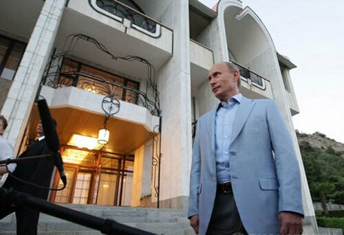 Кришталева люстра освітлює ганок «Зорі»