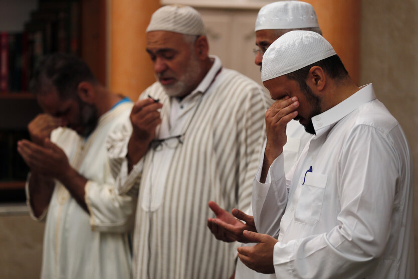 Молитва по мусульманам, погибшим в результате теракта в Ницце, в одной из мечетей близ города.