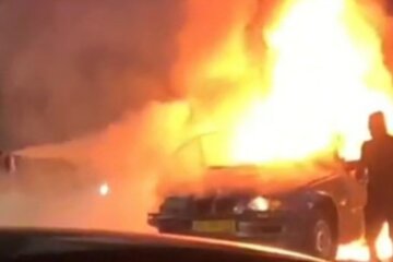 В Запорожье автомобиль влетел в билборд и загорелся, трое погибших: видео