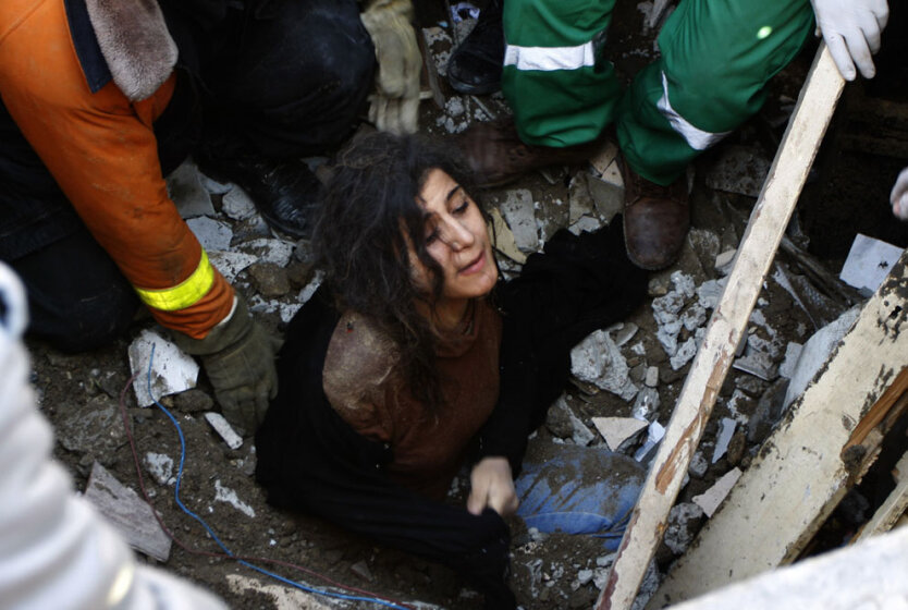 Эту девушку спасли, после того, как ее дом был разрушен авиударом  в районе ТуфахЭту девушку спасли, после того, как ее дом был разрушен авиударом  в районе Туфах