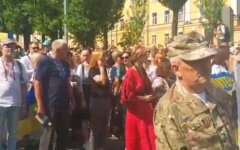 Во время парада в Киеве произошла попытка самосожжения