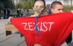 Зеленского атаковала активистка без белья и подняла юбку: видео