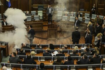 Косово_парламент_газ