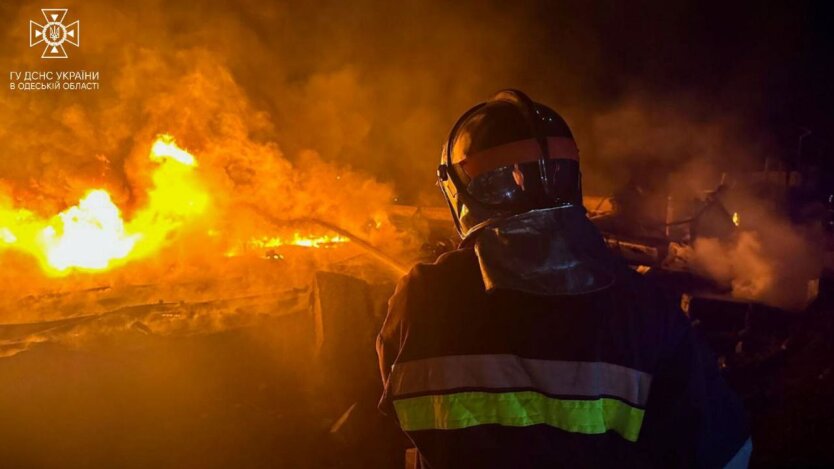 Пожары в порту Одесской области после ночной атаки РФ. Фото: ГСЧС