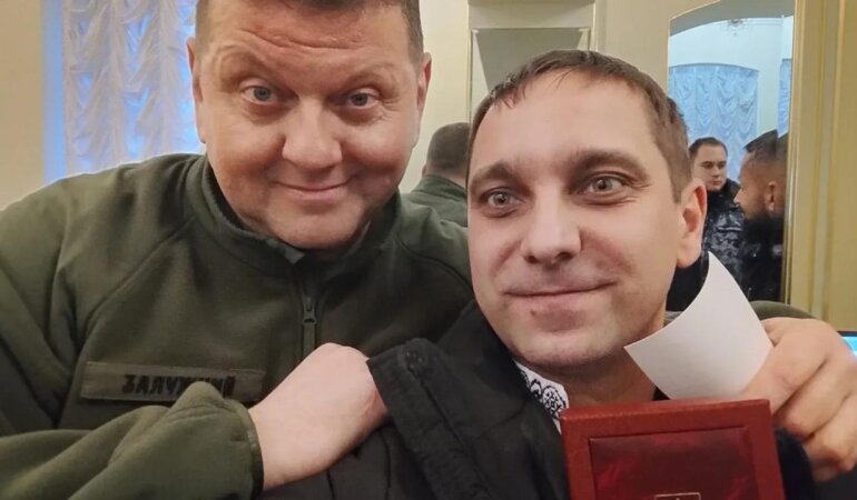 Валерій Залужний і колишній та бойовий медик Роман Замрій