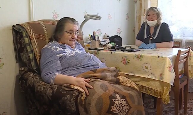 Украинцам могут компенсировать уход за родственниками: условия