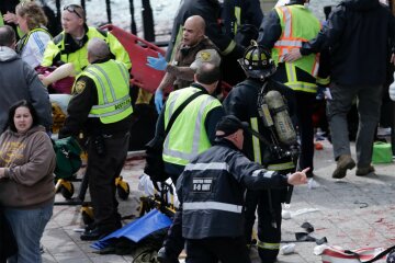 Взрывы на марафоне в Бостоне унесли жизни не менее трех человек
