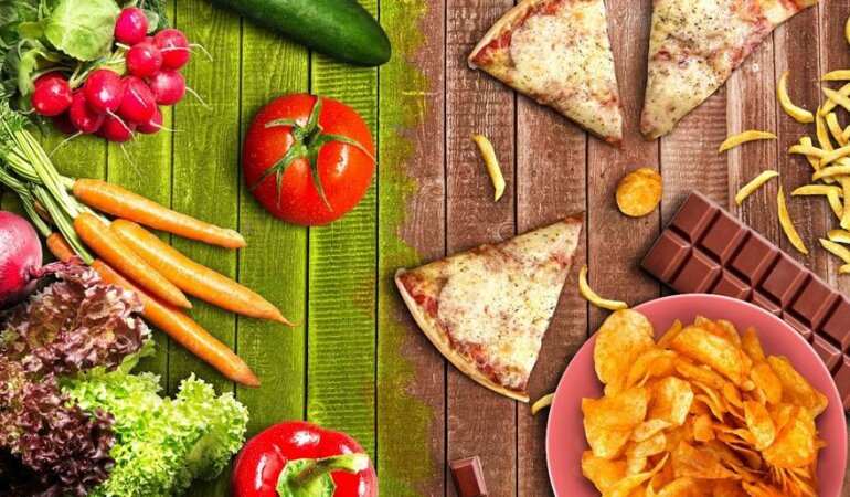 здорова и вредная еда пицца фастфуд овощи чипсы