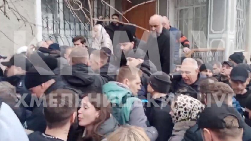 В Хмельницком после стычек активистов в московскими попами приняли решение о переходе собора ПЦУ: видео