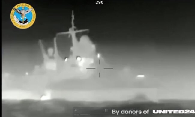 Появились кадры новой атаки морских дронов на российский военный корабль