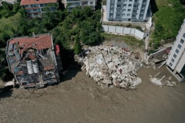 Зеленский обратился к Эрдогану из-за смертельного наводнения в Турции
