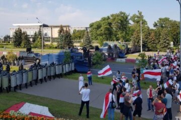 Тысячи протестующих подошли к оцепленному ОМОНом дворцу Лукашенко: видео