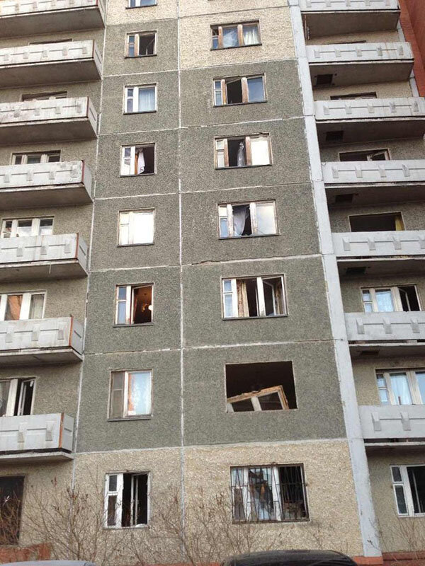 Выбитые стекла в домах Челябинска