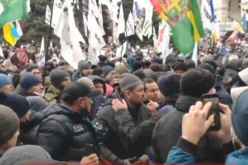 На Майдане начались столкновения ФОПов и полиции: видео
