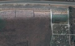 Спутник зафиксировал 300-метровую братскую могилу под Мариуполем