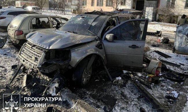 Взрыв автомобиля во дворе жилого дома по улице Героев Днепра в Киеве