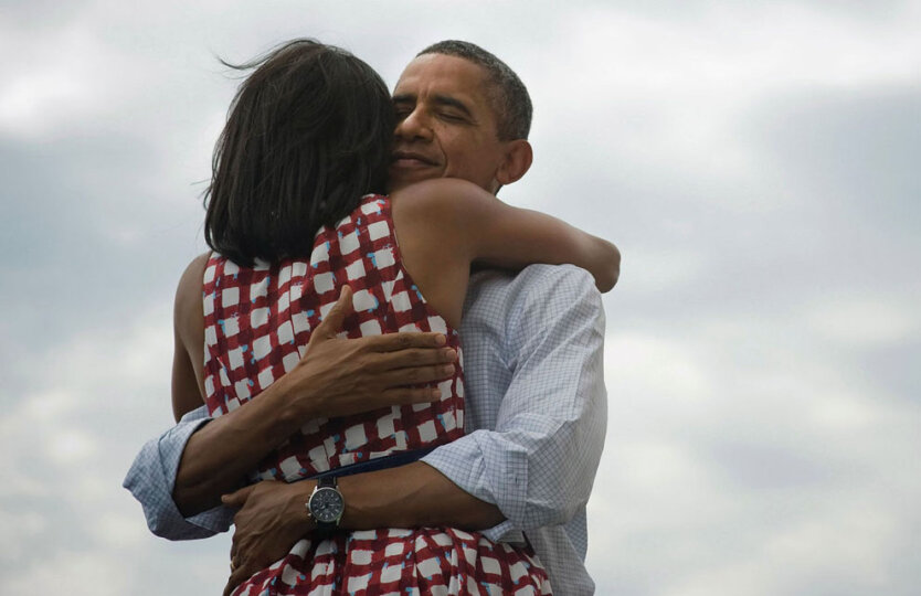 15 августа 2012. Обнимашки. Президент США Барак Обама и его супруга Мишель во время избирательной кампании в штате Айова.